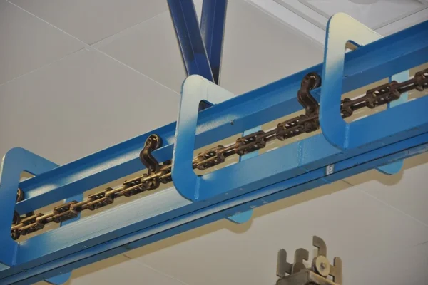 Power-and-free conveyor chain and track assembly