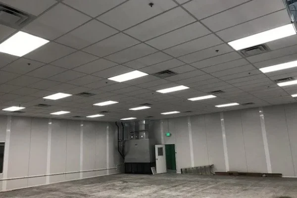 Interior vacío de una sala blanca de recubrimiento en polvo con iluminación cenital