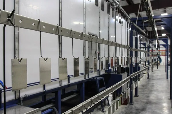 Mesh-belt washer with flat parts hung along the conveyor